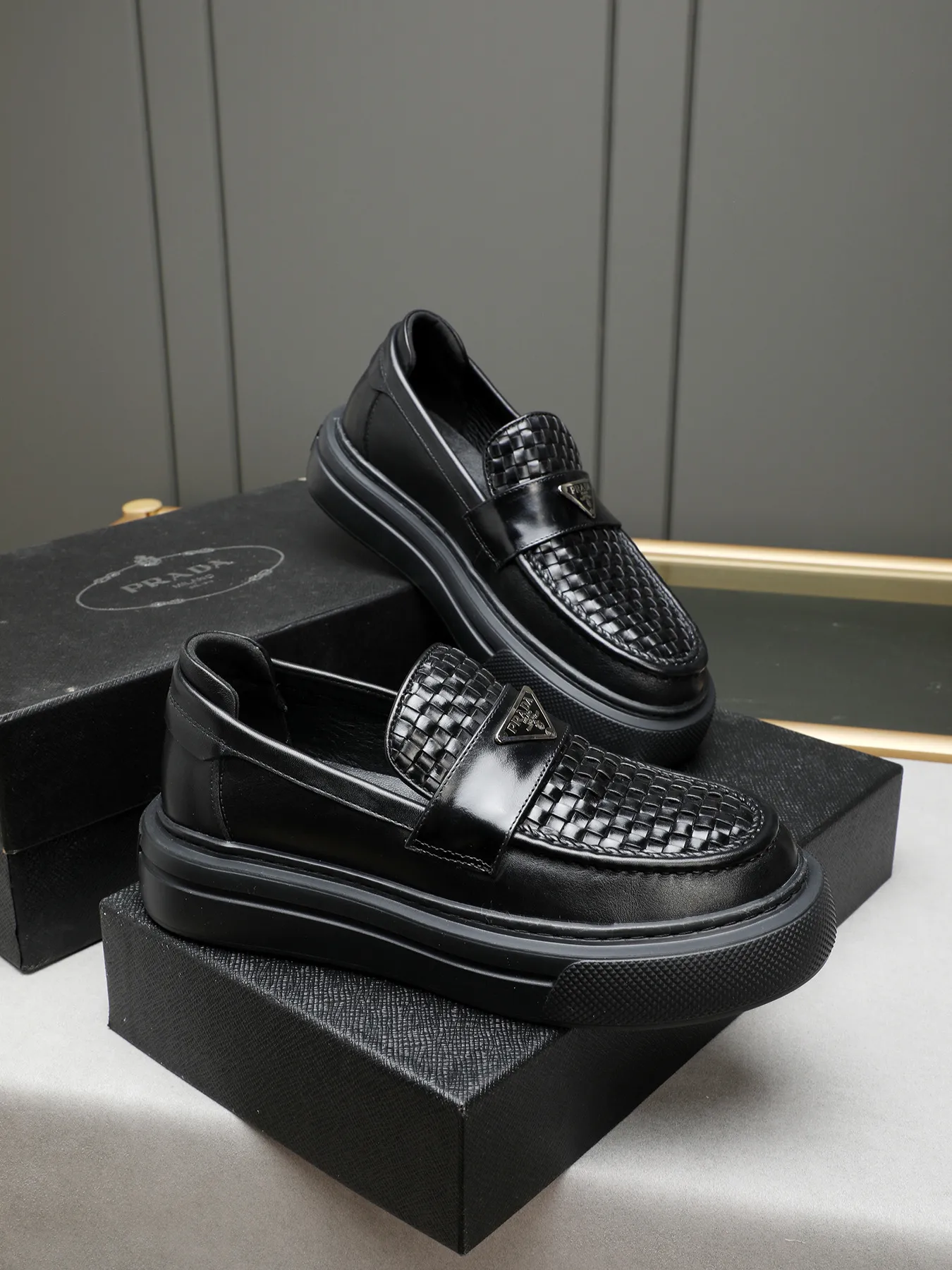 Men's Men's Shoes 💰500 Prada/Prada Men's new casual shoes, this upper is made of imported calfskin + sheep lining! The outsole is made of non-slip foam outsole, which feels good on your feet and is a fashionable and stylish item!  Size: 38-44 (45 customized)